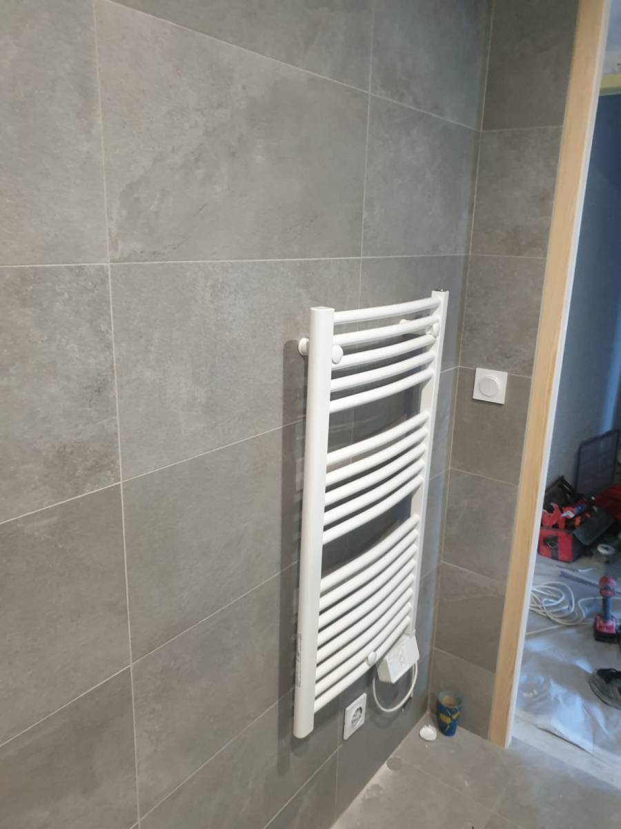 Pose d'un sèche-serviettes pour salle-de-bain à Bandol