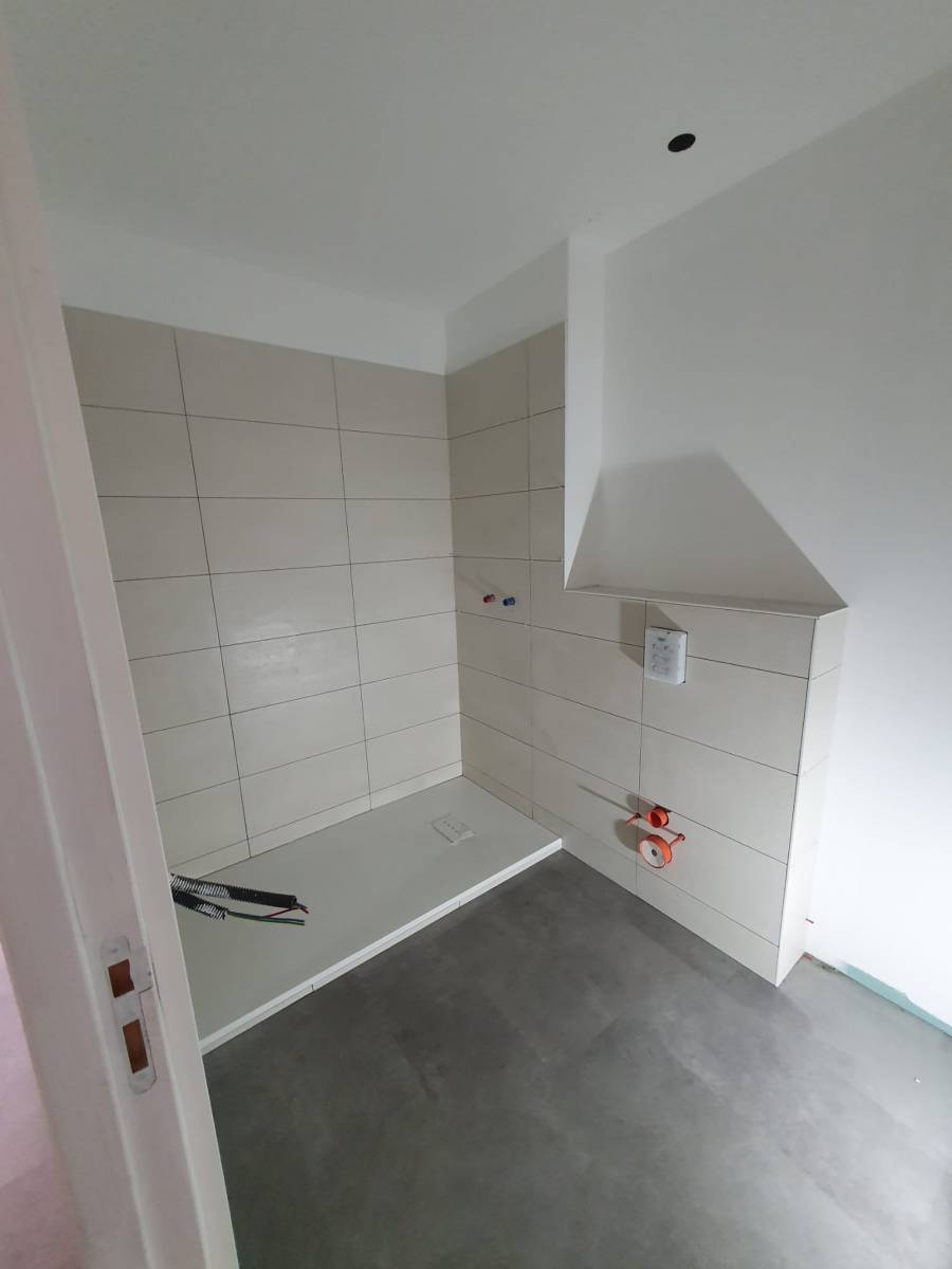 Carreleur pour pose de faîence dans une salle d'eau à Hyères