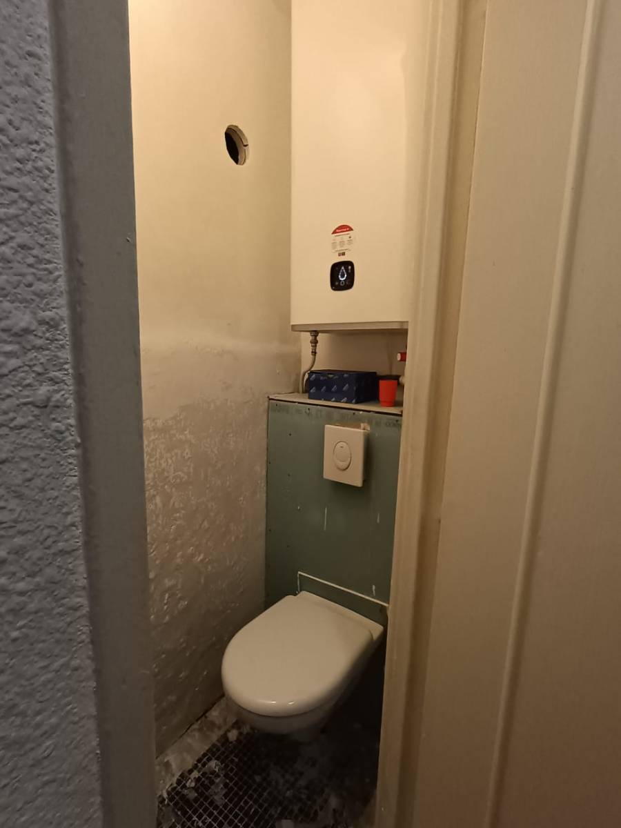 Pose d'un WC suspendu en rénovation Hyères