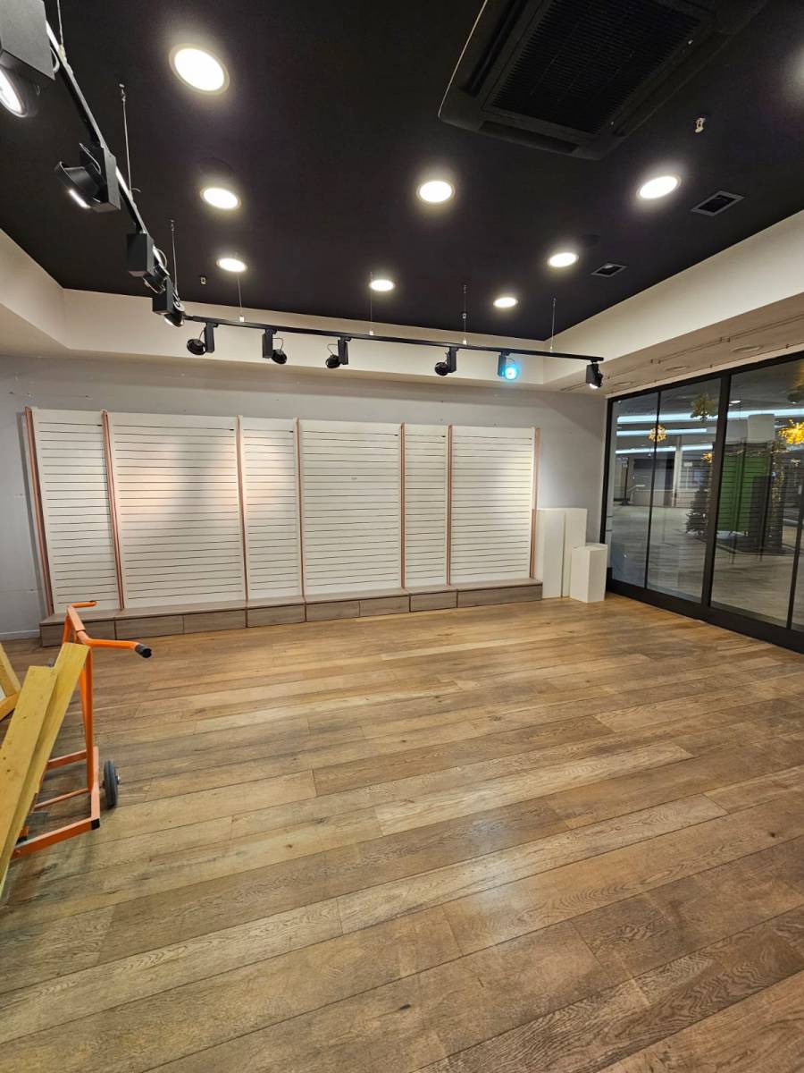 Refaire le sol d'un magasin à Fréjus