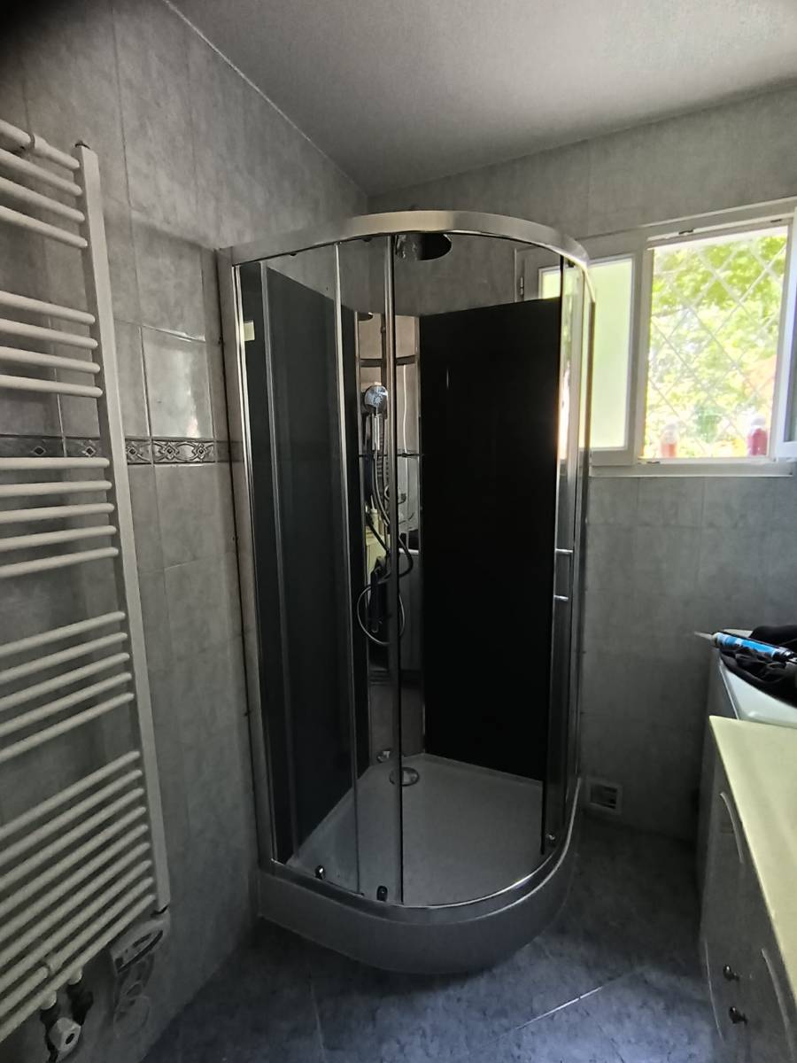 Pose d'une douche 1/4 de cercle Hyères