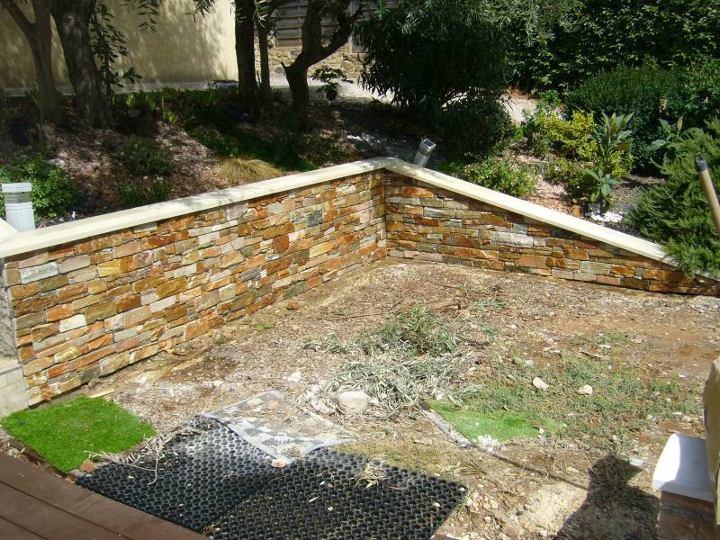 Création de mur de pierre de parement pour votre jardin près de Toulon