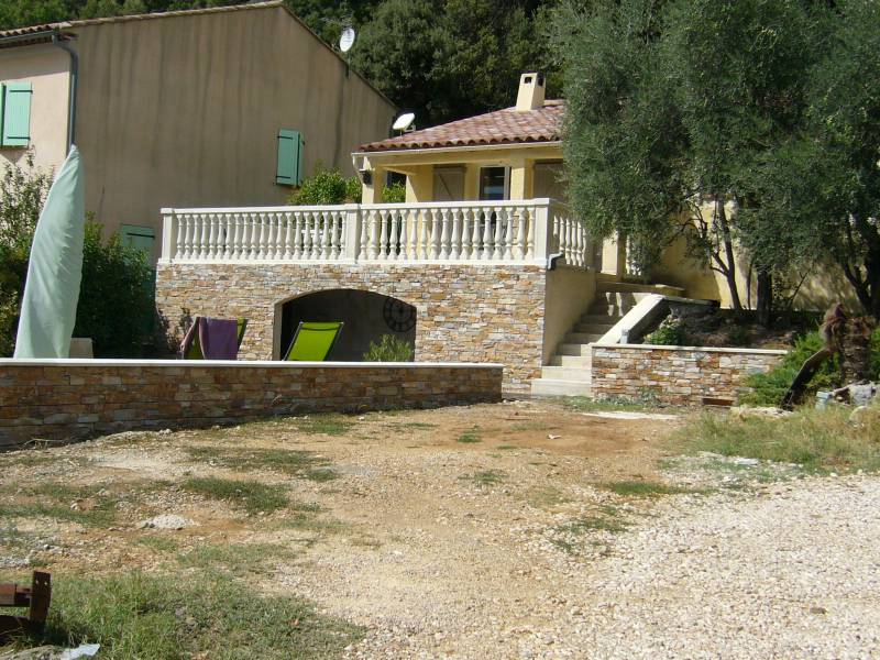 Création de mur de pierre de parement pour votre jardin près de Toulon