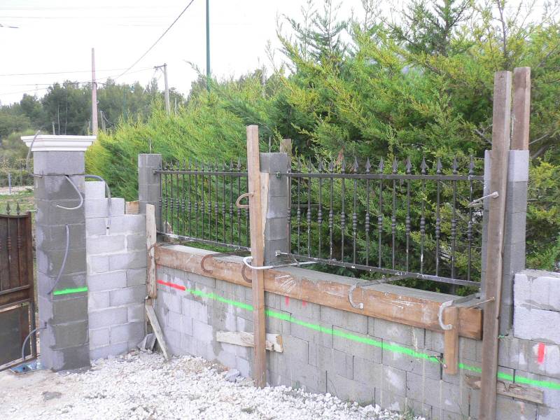Mur de cloture avec grilles en fer forgé à Six-Fours