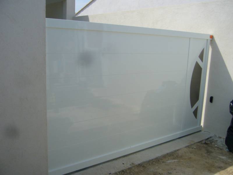 Pose d'un portail motorisé et d 'un portillon avec vidéophone pour sécurisation d’accès d'une villa neuve sur la commune de Hyères les Palmiers