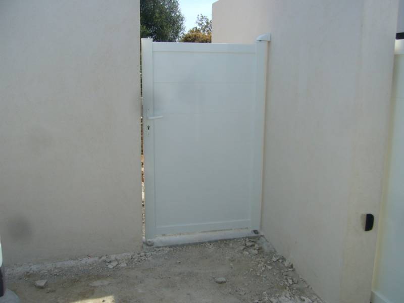 Pose d'un portail motorisé et d 'un portillon avec vidéophone pour sécurisation d’accès d'une villa neuve sur la commune de Hyères les Palmiers