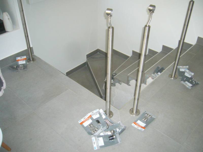 Pose d'une main courante dans un escalier pour la mise en sécurité de celui ci sur la commune de Cogolin