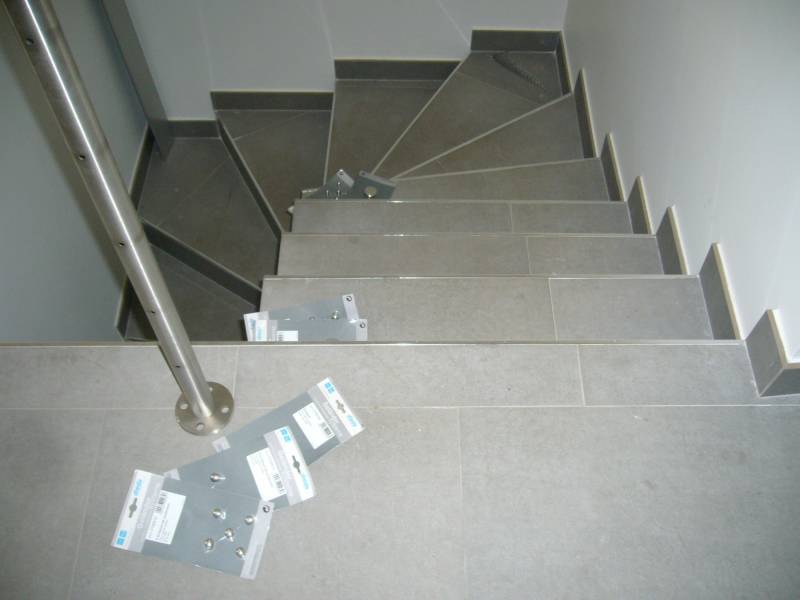 Pose d'une main courante dans un escalier pour la mise en sécurité de celui ci sur la commune de Cogolin