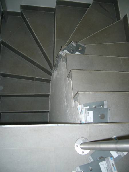 Pose d'une main courante dans un escalier pour la mise en sécurité de celui ci sur la commune de Cogolin