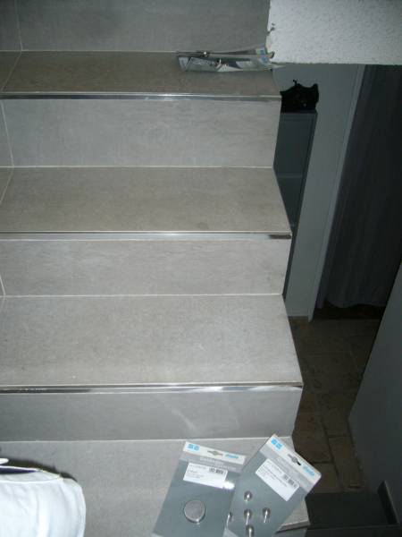 Pose d'une main courante dans un escalier pour la mise en sécurité de celui ci sur la commune de Cogolin