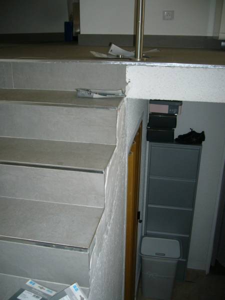 Pose d'une main courante dans un escalier pour la mise en sécurité de celui ci sur la commune de Cogolin