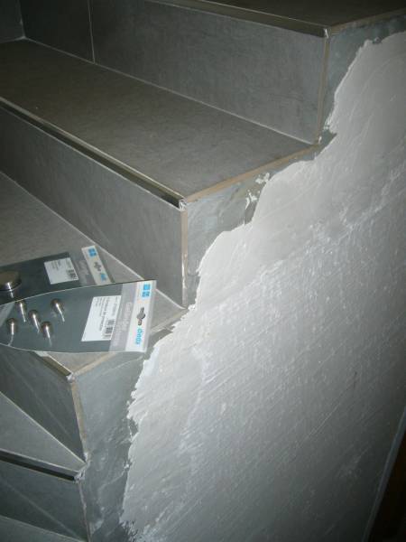 Pose d'une main courante dans un escalier pour la mise en sécurité de celui ci sur la commune de Cogolin