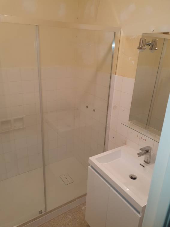 Création sur-mesure d'une douche sécurisée à Hyères Les Palmiers