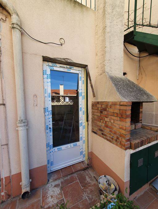 Pose d'une porte-fenêtre pour accès terrasse à Hyères