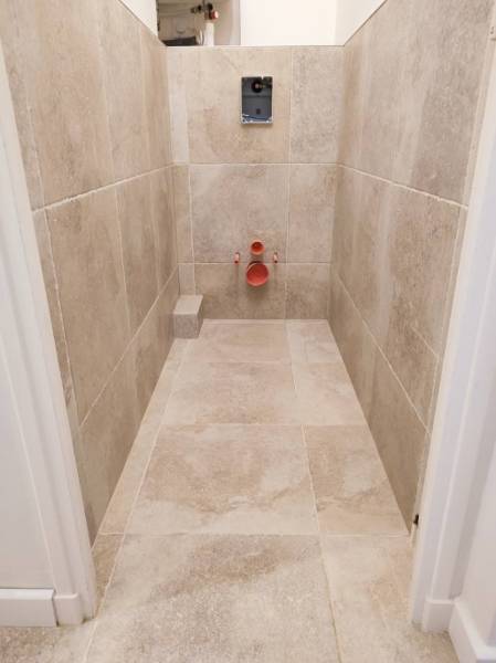 Pose de carrelage dans WC à Toulon 