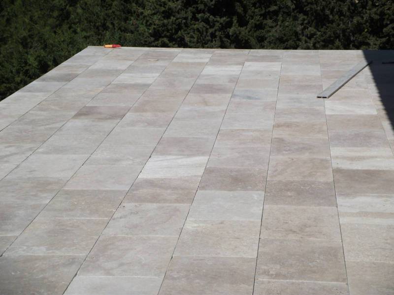 Terrasse en travertin à Six-Fours dans le Var