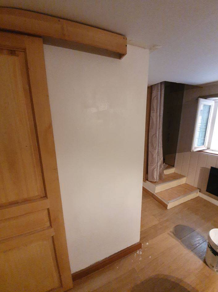 Mise en peinture d'un mur à Hyères